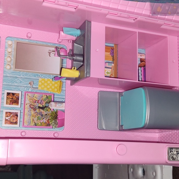 Barbie 3 in 1 camper - Picture 8 of 12